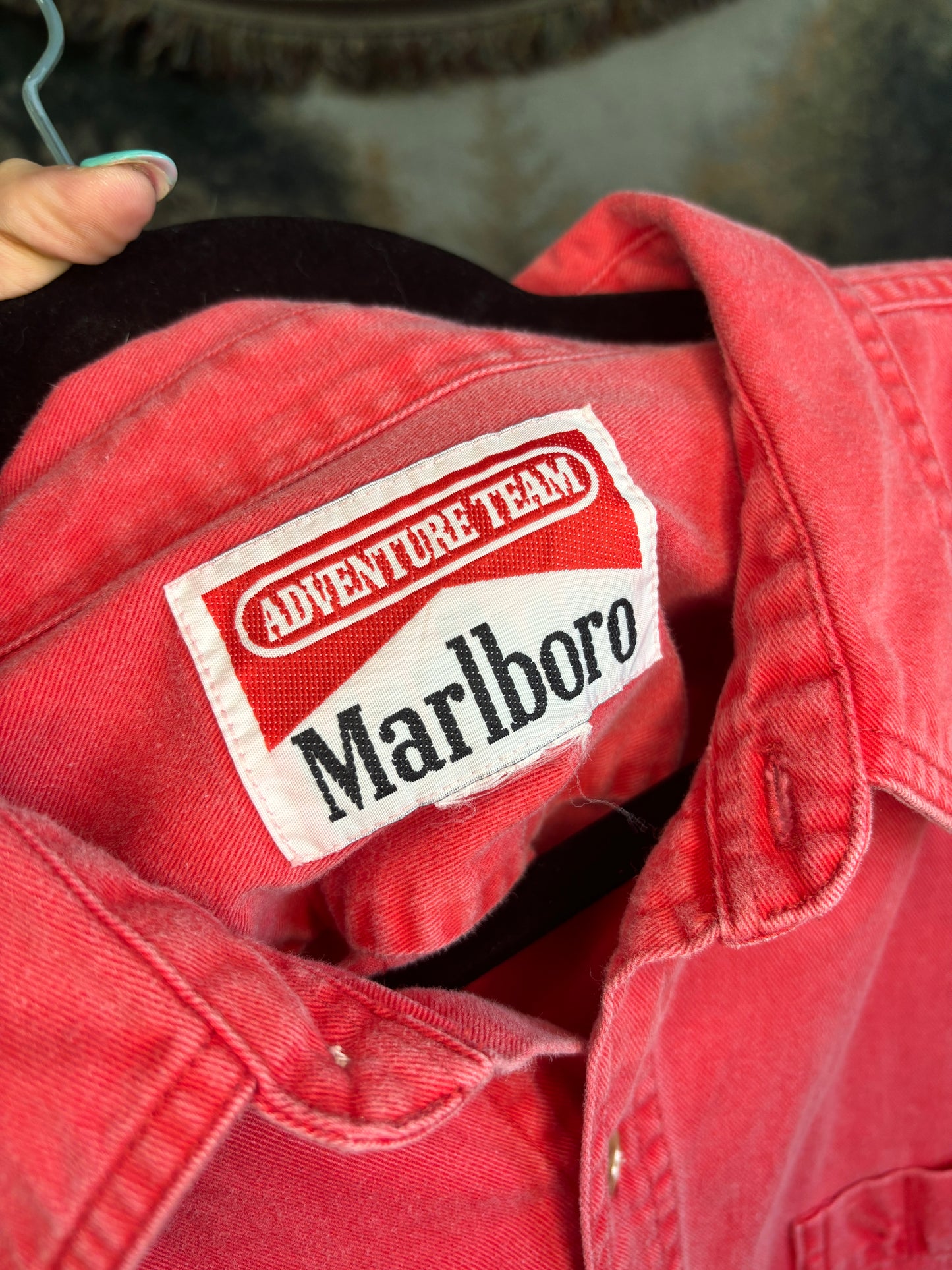 Marlboro button up / Large